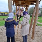 Spelende kinderen in nieuwe speeltuinen in de wijk