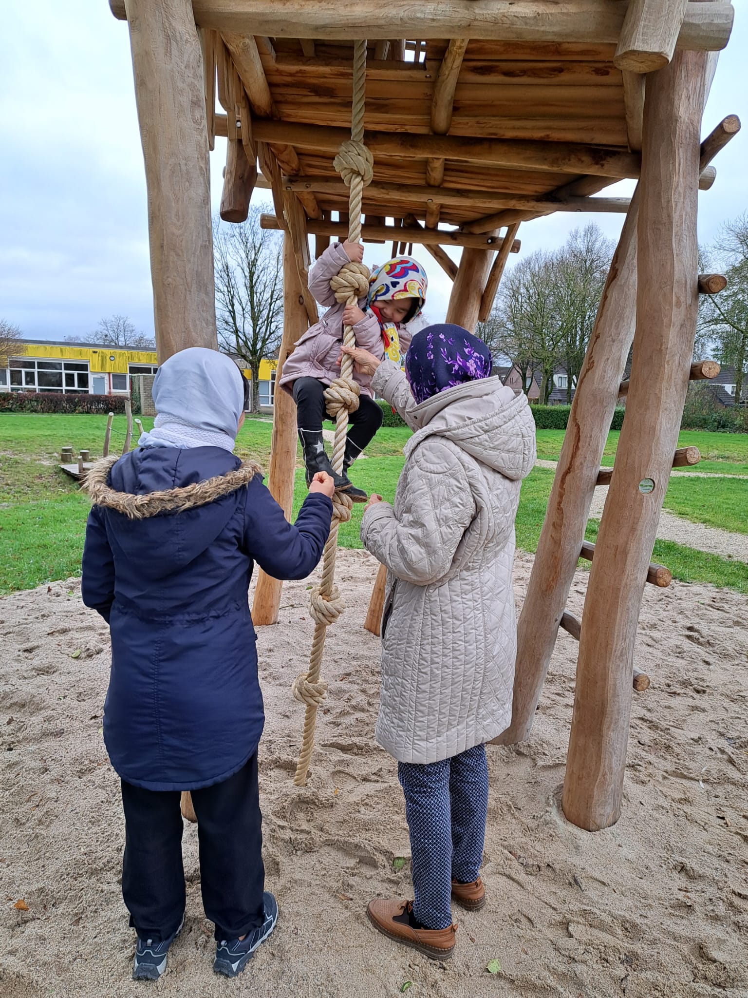 Spelende kinderen in nieuwe speeltuinen in de wijk