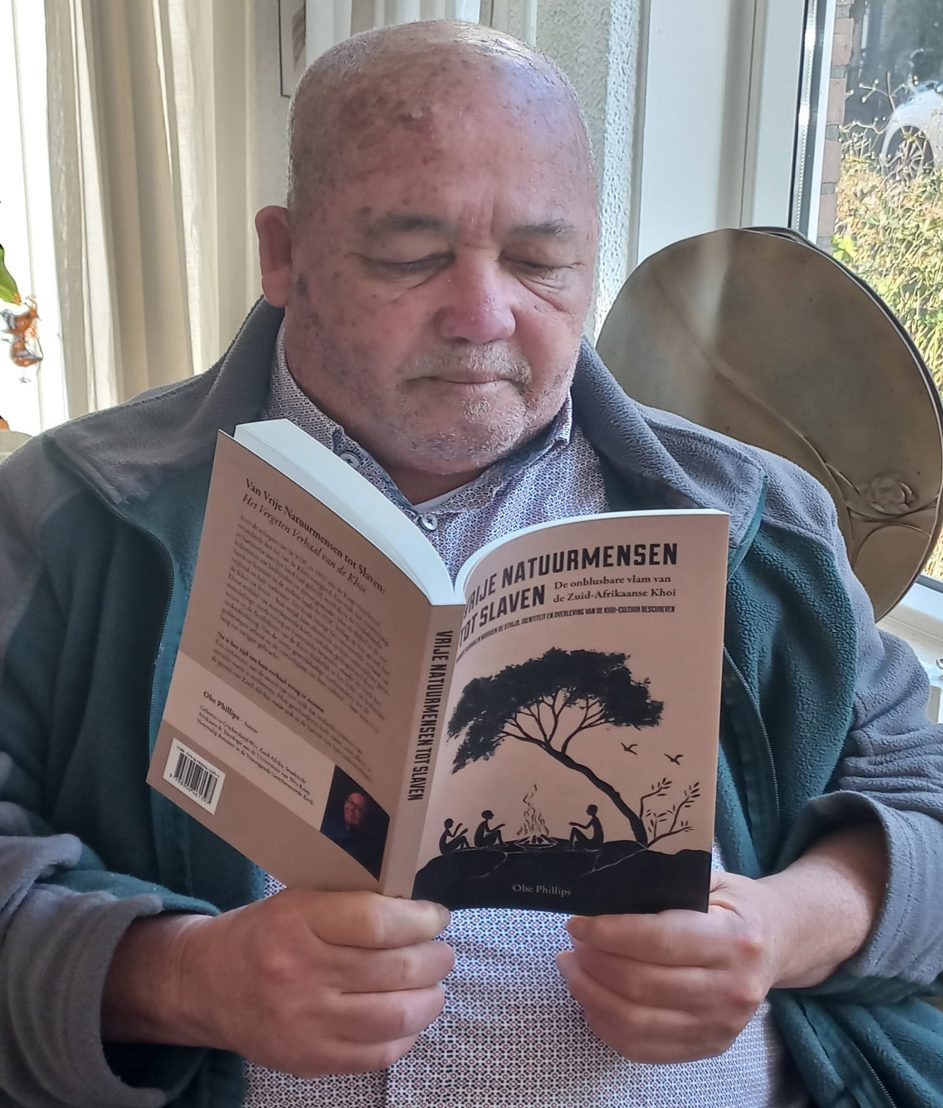 Obe Phillips met zijn boek Vrije Natuurmensen tot Slaven