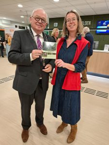 Eerste ansichtkaarten van onze wijk overhandigd aan waarnemend burgemeester Arco Hofland!